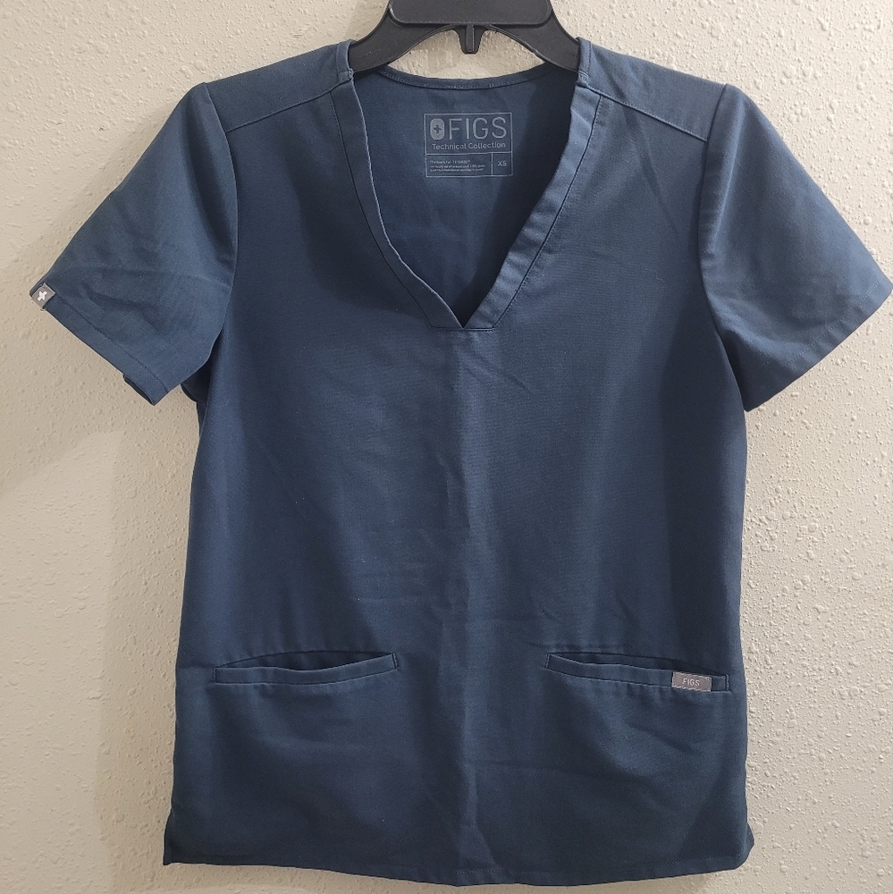 FIGS Women's Casma Three-Pocket Scrub Top in XS